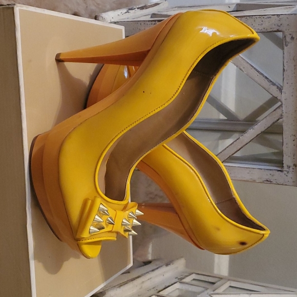 Alejandra G. Heels - Picture 4 of 4